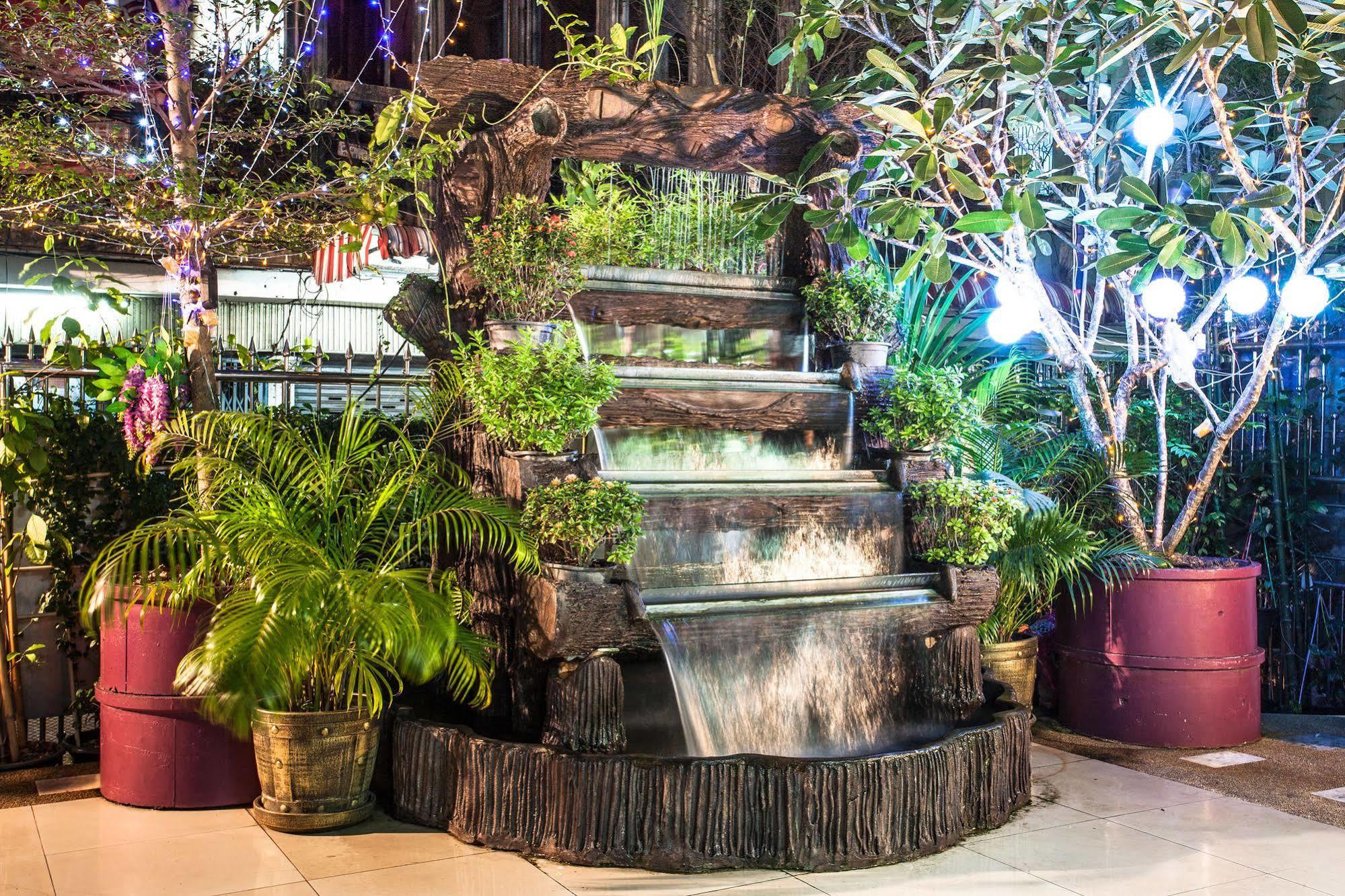 Sodsai Garden Aparthotel Bangkok Exteriör bild